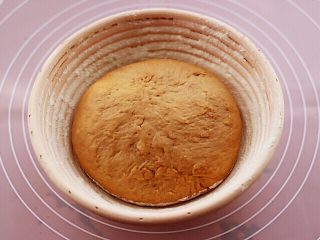 红糖核桃全麦软欧,收紧后的面团收口向上放入面包篮。