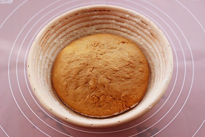 红糖核桃全麦软欧,收紧后的面团收口向上放入面包篮。