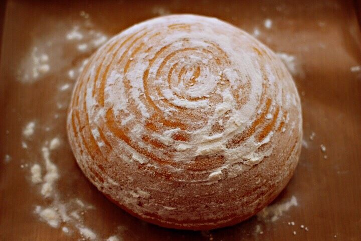 红糖核桃全麦软欧,将面包篮的面团倒扣在烤盘上。