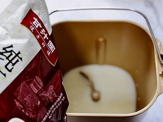 红糖核桃全麦软欧,面包桶里先加入牛奶后倒入甘汁园纯正红糖。