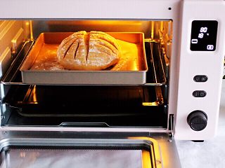 红糖核桃全麦软欧,把割好的面包送入烤箱里，今天我用了新败的ACA北美电器ATO-E43A电烤箱 烤的。