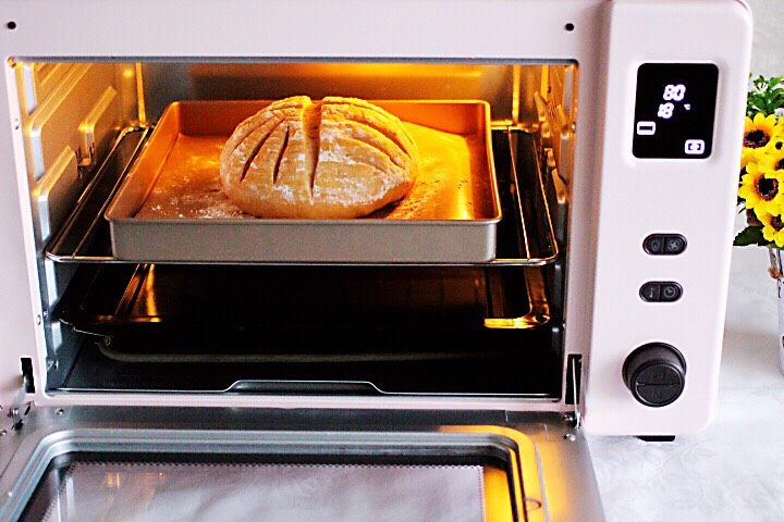 红糖核桃全麦软欧,把割好的面包送入烤箱里，今天我用了新败的ACA北美电器ATO-E43A电烤箱 烤的。