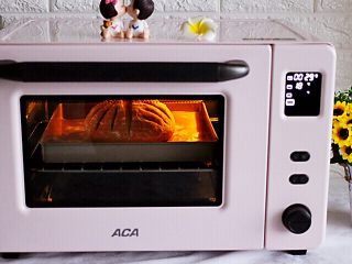 红糖核桃全麦软欧,烤箱温度180℃，烘烤30分钟 （烘烤时间以面包上色状态为准）。
