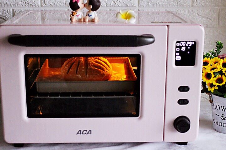 红糖核桃全麦软欧,烤箱温度180℃，烘烤30分钟 （烘烤时间以面包上色状态为准）。
