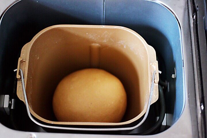 红糖核桃全麦软欧,把和好的面团用手揉圆，放到面包机里进行一发。