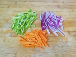 穿肠意面, 煮意面的时候准备配菜，洋葱、胡萝卜和青椒分别洗干净切成丝。