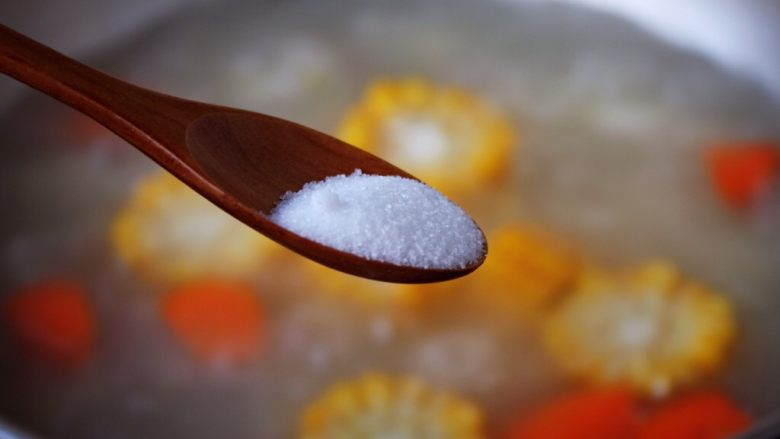 十味 健脾养胃 山药玉米排骨汤,放入适量的盐调味即可。