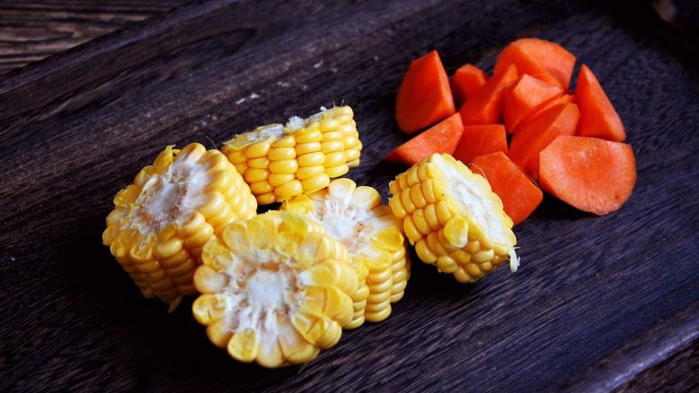 十味 健脾养胃 山药玉米排骨汤,煲排骨汤期间，将玉米切成小段，胡萝卜切成滚刀块备用。