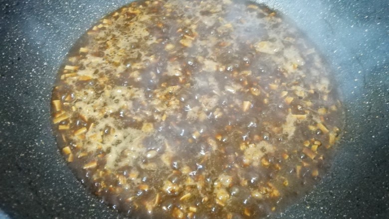 豆干炸酱面,加入一小碗开水再次烧开，小火熬至水剩一半。