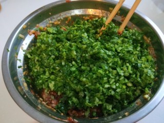 新文美食  小芹菜猪肉饺子,稍微挤一下水分放入盆中。