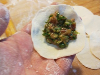 新文美食  小芹菜猪肉饺子,擀成面皮包入馅料。