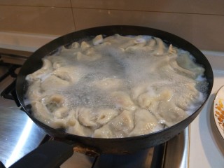 新文美食  小芹菜猪肉饺子,开水下锅加入适量盐不会沾连。
