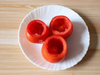 芝士焗番茄,番茄洗净切去顶部，挖出番茄肉，做好番茄碗；