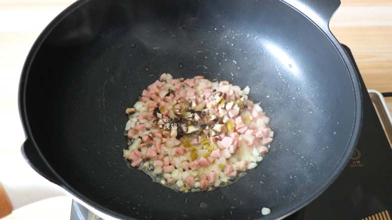 芝士焗番茄,倒入香菇丁、腌绿辣椒丁煸炒熟，快出锅的时候加入少许盐翻炒均匀；