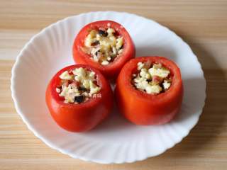 芝士焗番茄,将洋葱肉肠等的芝士混合物装入到番茄碗中；