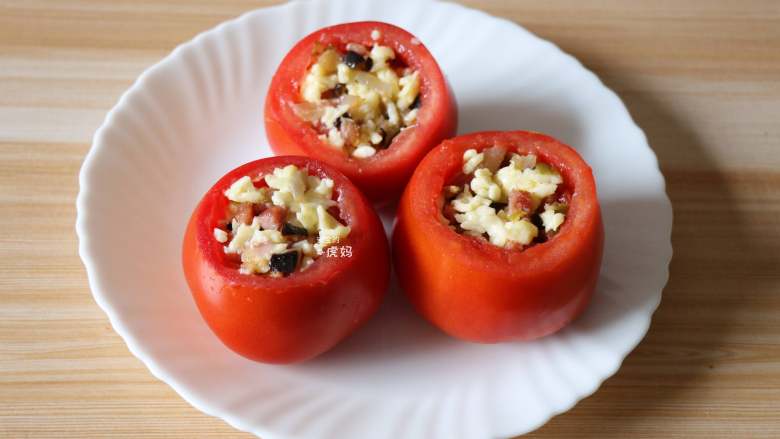 芝士焗番茄,将洋葱肉肠等的芝士混合物装入到番茄碗中；