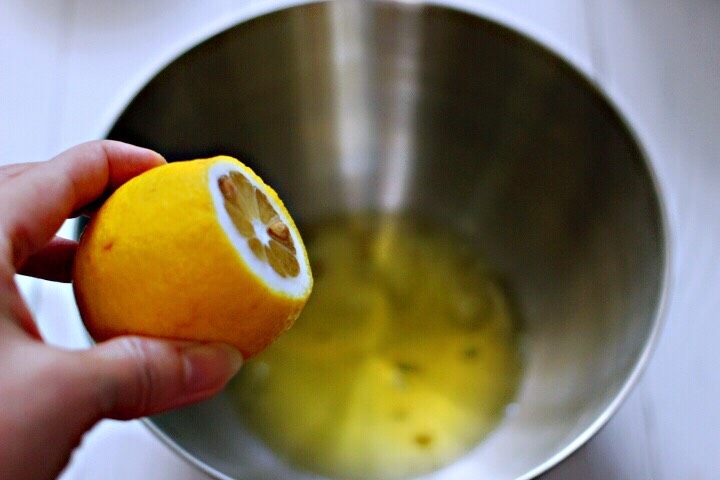 可可双色戚风蛋糕,这个时候把蛋清打散，挤入几滴柠檬汁。