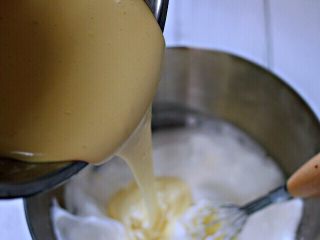 可可双色戚风蛋糕,这个时候把蛋黄糊倒入到蛋白盆中，继续翻拌成光滑细腻的蛋糕糊。