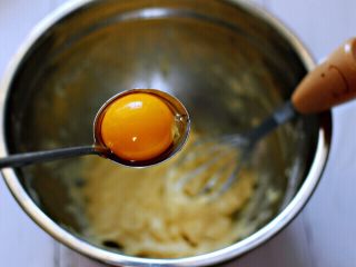 可可双色戚风蛋糕,把鸡蛋分出蛋清和蛋黄，放入无水无油的干净盆中，取蛋黄放到面糊中。