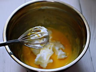 可可双色戚风蛋糕,取一部分蛋白霜，放到蛋黄糊中，翻拌均匀，再取一部分蛋白翻拌。