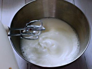 可可双色戚风蛋糕,看见打蛋器打出小气泡的时候再加入一部分白砂糖，有纹路后加入剩下所有的白砂糖。