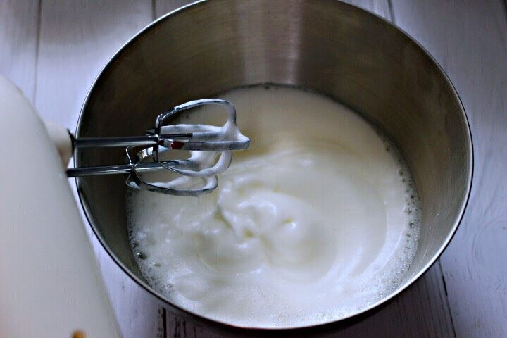 可可双色戚风蛋糕,看见打蛋器打出小气泡的时候再加入一部分白砂糖，有纹路后加入剩下所有的白砂糖。