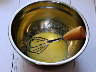 可可双色戚风蛋糕,牛奶和花生油混合后，用手动打蛋器搅拌均匀。