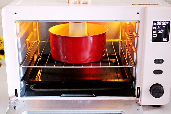 可可双色戚风蛋糕,提前预热烤箱，把模具放入烤箱中。