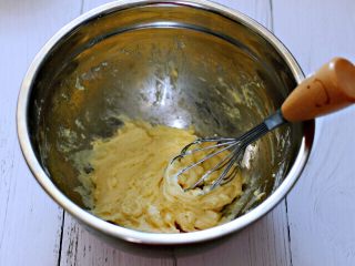 可可双色戚风蛋糕,继续用手动打蛋器Z字搅拌的方式，搅拌到不见干粉。