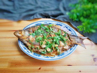 香菜鳊鱼,出锅盛盘