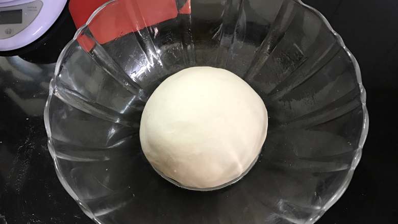  芝士香肠包子,揉成光滑的面团后放温暖处进行发酵。