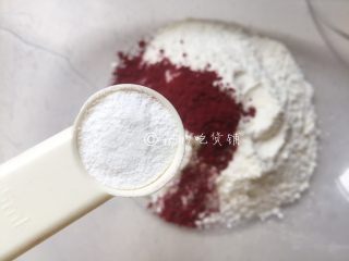 红丝绒玛德琳,泡打粉和红曲粉加入低粉中