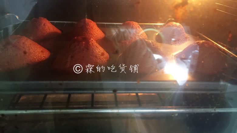 红丝绒玛德琳,烤箱预热后，180度13分钟左右（具体时间、温度请根据自家烤箱灵活设定），烤制过程中可以看到玛德琳的肚子高高鼓起