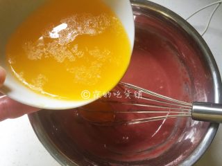 红丝绒玛德琳,黄油熔化后，倒入搅匀的面糊中