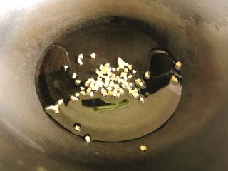 青蛾冬瓜汤-清热解毒,锅里倒入适量食用油，放入切碎的生姜，翻炒30秒炒香。
