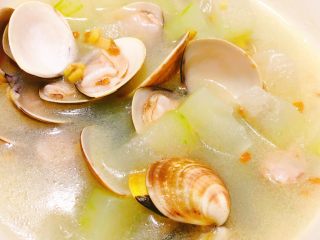 青蛾冬瓜汤-清热解毒,盖上锅盖，焖煮至青蛾贝壳打开，加入1勺盐，煮20秒，即可出锅。