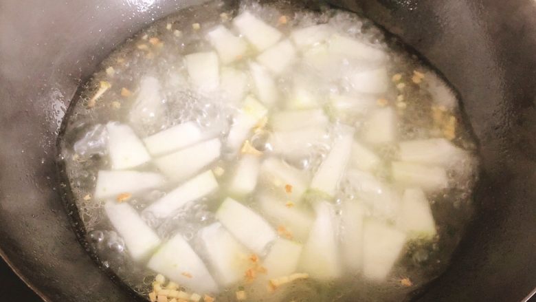 青蛾冬瓜汤-清热解毒,盖上锅盖，将冬瓜焖煮至软烂。