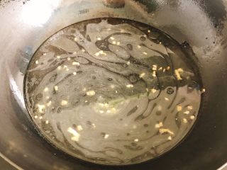 青蛾冬瓜汤-清热解毒,倒入纯净水。