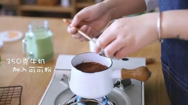 自制奶盖茶,将准备好的9g可可粉倒入350g牛奶中，加入适量的糖。