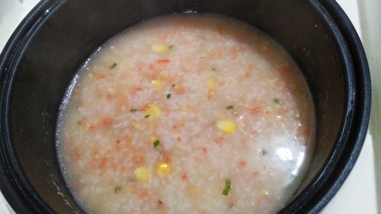 玉米胡萝卜肉陷儿粥,搅拌均匀煮二十分钟