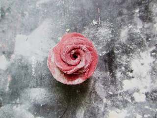 十味 玫瑰花馒头,把花瓣底部轻轻抹圆。花瓣边缘稍稍向外扒一点点，这样就成功了，一朵漂亮的玫瑰花就开了。