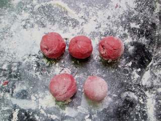 十味 玫瑰花馒头,发酵好的面团，揉排气，分成大小一致的小剂子