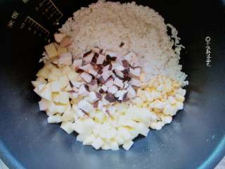 十味 鸭腿时蔬焖饭,将大米、所以食材放入电饭锅中