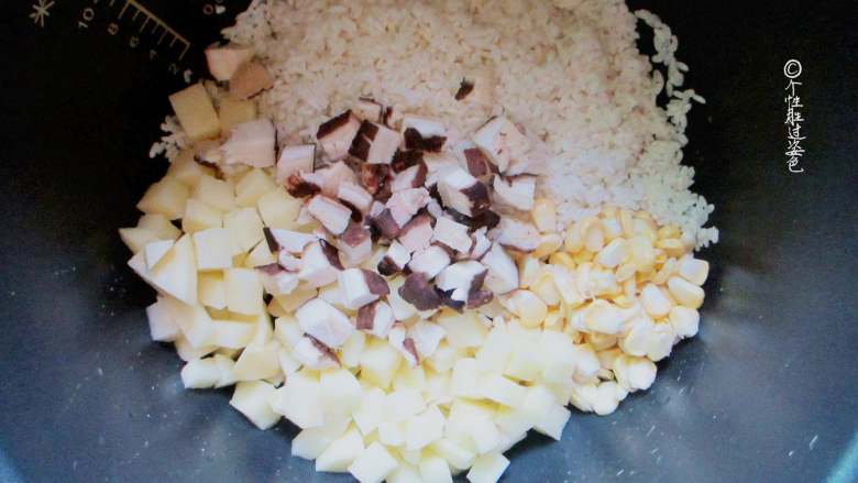 十味 鸭腿时蔬焖饭,将大米、所以食材放入电饭锅中