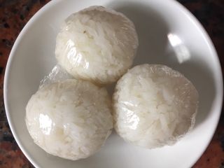 咖喱足球宝贝,米饭用保鲜膜包成圆形