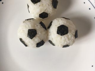 咖喱足球宝贝,随意沾上米饭球上，做成足球形状