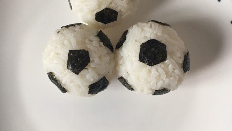 咖喱足球宝贝,随意沾上米饭球上，做成足球形状