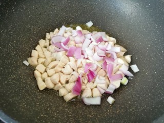 咖喱鸡肉饭,下入洋葱炒出香味。