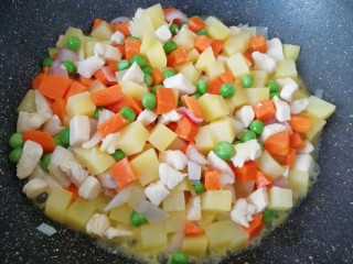 咖喱鸡肉饭,翻炒至土豆变色至透明状。