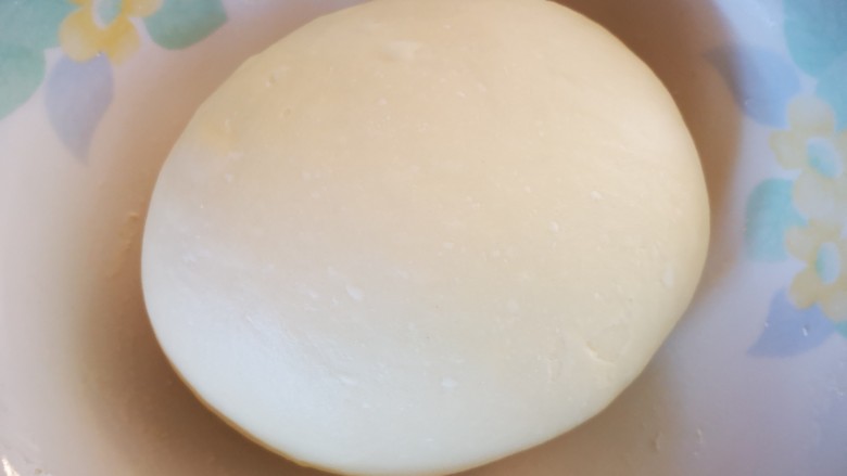 芝麻蜜豆面包,放入碗中盖上保鲜膜进行发酵